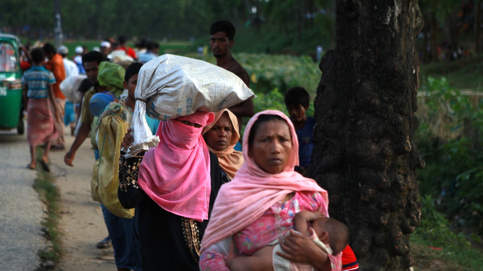 ‪أكثر من ستين آلفا من أقلية الروهينغا فروا إلى بنغلاديش‬ (غيتي)