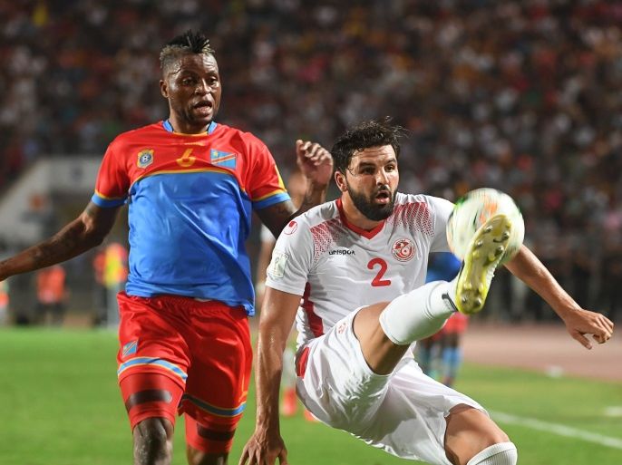 Tunisian defender Siam Ben Youssef (R) vies with RD Congo's player Junior Kalonji Kabananga during the World Cup 2018 qualifying football match between Tunisia and Congo on September 1, 2017 at the Rades Olympic Stadium in Tunis. / AFP PHOTO / FETHI BELAID (Photo credit should read FETHI BELAID/AFP/Getty Images)