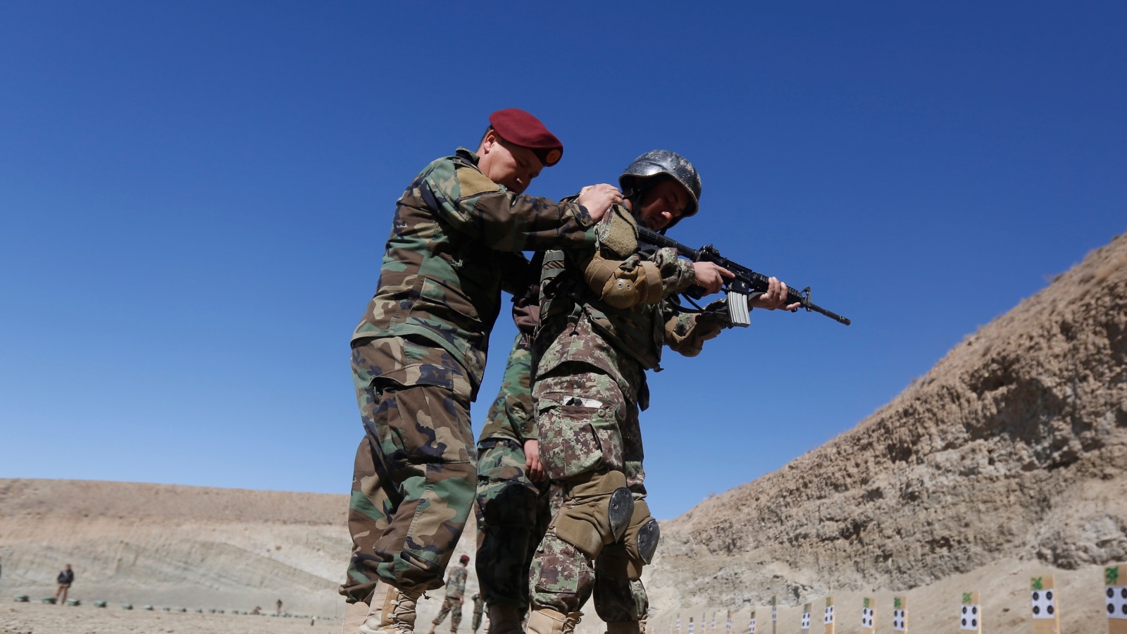 ‪الحكومة الأفغانية تدرس إنشاء مليشيات لتعزيز قوات الأمن والدفاع الأفغانية البالغ تعداد عناصرها 330 ألفا‬  (رويترز)
