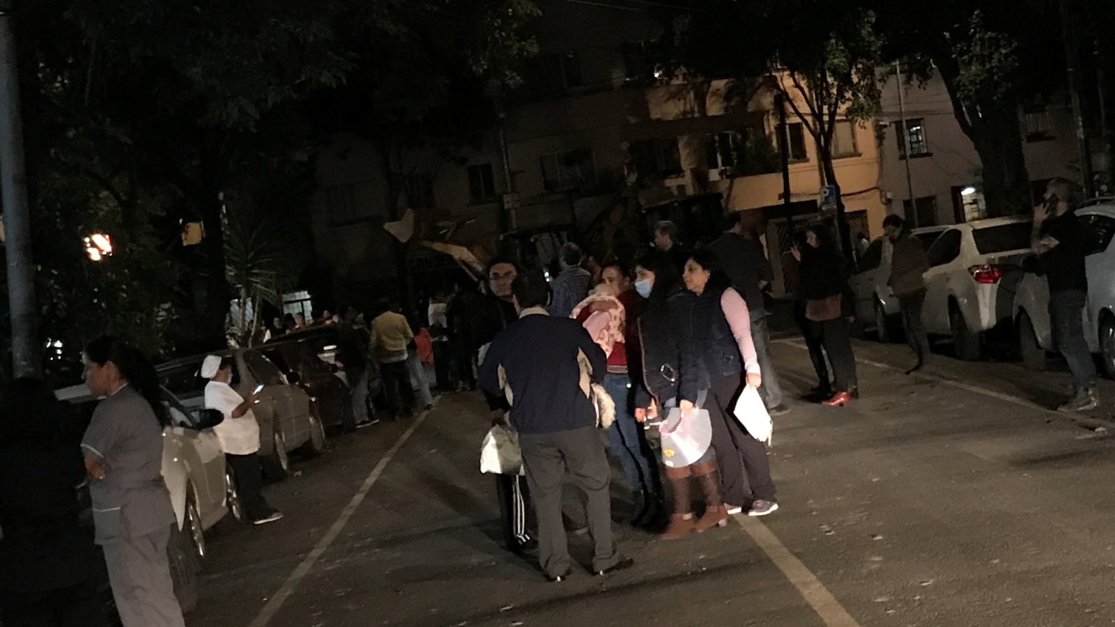 ‪سكان العاصمة المكسيكية تجمعوا خارج منازلهم بعدما شعروا بزلزال كان مركزه بعيدا بألف كيلومتر عن مدينتهم‬ (رويترز)