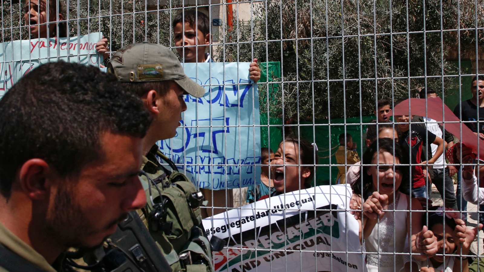 أطفال فلسطينيون شاركوا في الاحتجاج على قرار سلطات الاحتلال بشأن الخليل (غيتي)