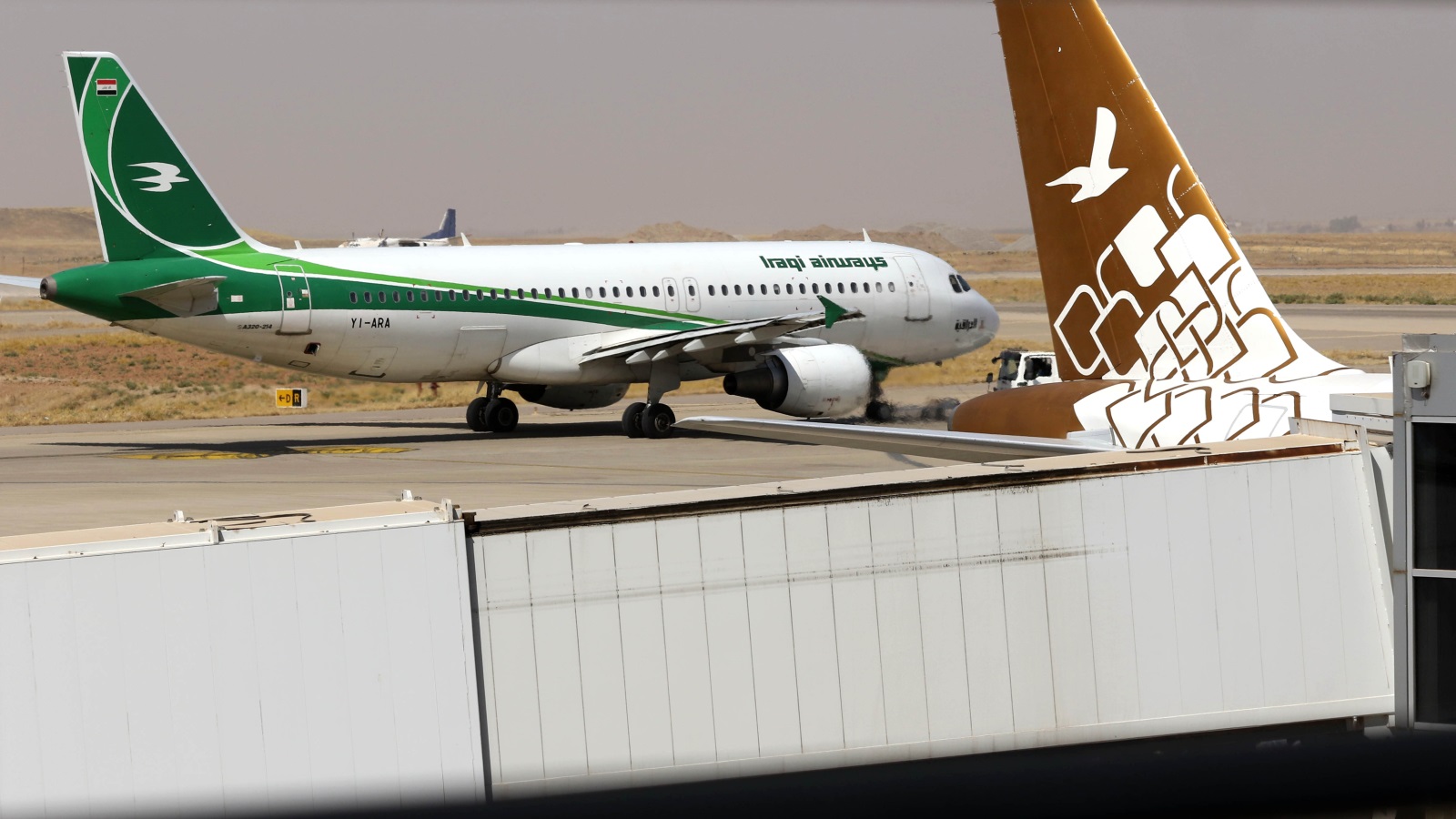 ‪طائرة تابعة للخطوط العراقية في مطار أربيل‬ طائرة تابعة للخطوط العراقية في مطار أربيل (غيتي)