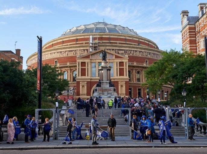 Pro-EU demonstrators activists hand out EU flags to concert goers outside the Royal Albert Hall in London on September 9, 2017 ahead of the Last Night of the Proms concert.Activists distributed EU flags in an anti-Brexit demonstration to concert goers outside the venue of the annual Last Night of the Proms for the traditional flag flying inside in the Royal Albert Hall. / AFP PHOTO / NIKLAS HALLE'N (Photo credit should read NIKLAS HALLE'N/AFP/Getty Images)