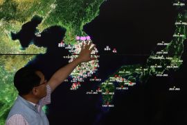 SEOUL, SOUTH KOREA - SEPTEMBER 03: Ryoo Yog-Gyu, a Monotoring director of National Earthquake and Volcano Center, shows seismic waves taking place in North Korea on a screen at the Korea Meteorological Administration center on September 3, 2017 in Seoul, South Korea. South Korea, Japan and the U.S. detected an artificial earthquake from Kilju in the northern Hamgyong Province of North Korea. The Japanese government has confirmed they believe it was North Korea's sixth nuclear test. (Photo by Chung Sung-Jun/Getty Images)