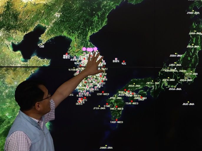 SEOUL, SOUTH KOREA - SEPTEMBER 03: Ryoo Yog-Gyu, a Monotoring director of National Earthquake and Volcano Center, shows seismic waves taking place in North Korea on a screen at the Korea Meteorological Administration center on September 3, 2017 in Seoul, South Korea. South Korea, Japan and the U.S. detected an artificial earthquake from Kilju in the northern Hamgyong Province of North Korea. The Japanese government has confirmed they believe it was North Korea's sixth nuclear test. (Photo by Chung Sung-Jun/Getty Images)