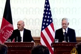 من اليمين لليسار: ماتيس وأشرف غني وستولتنبرغ في مؤتمر صحفي بالقصر الرئاسي في كابل (الجزيرة)