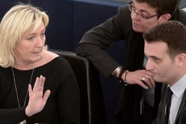 صورة الوكالة الفرنسية للأنباء -مارين لوبان وفلوريان فيليبو في البرلمان الأوروبي.