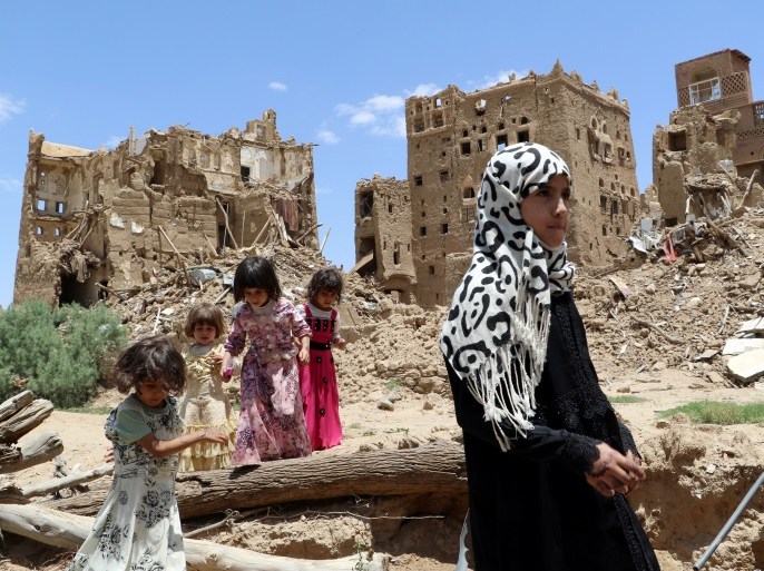 Girls stand past houses destroyed by Saudi-led air strikes in an outskirt of the northwestern city of Saada, Yemen September 5, 2017. REUTERS/Naif Rahma