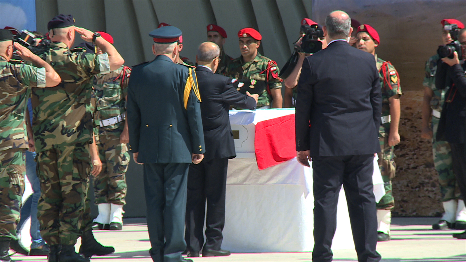 الرئيس اللبناني يقلد الأوسمة للجثامين(الجزيرة نت)