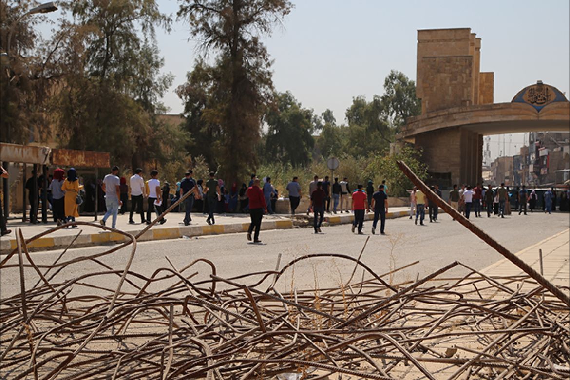 طلاب وموظفون أمام مدخل جامعة الموصل