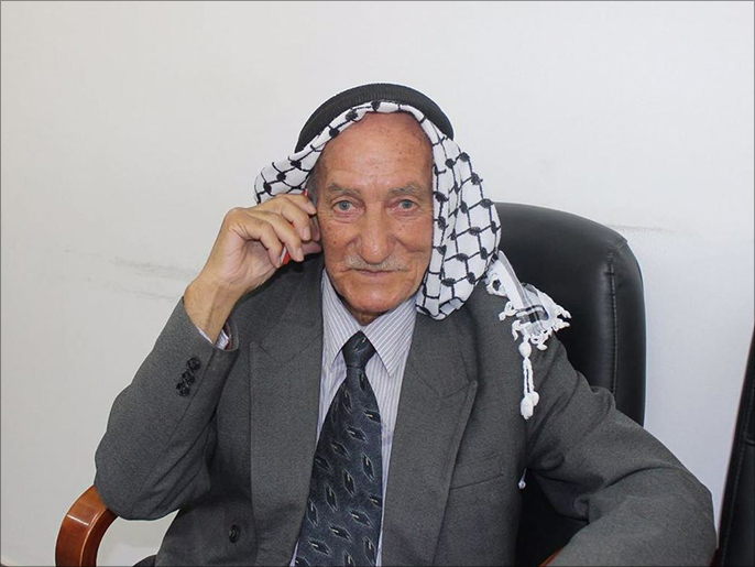 فلسطين الخليل أيلول 2017 الفلسطيني عبد القادر أبو عجمية في عمر 82 عاما يستعد لدخول الجامعة