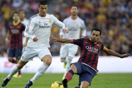 Real Madrid's Portuguese forward Cristiano Ronaldo (L) vies with Barcelona's midfielder Xavi Hernandez during the Spanish league Clasico football match FC Barcelona vs Real Madrid CF at the Camp Nou stadium in Barcelona on October 26, 2013. AFP PHOTO/ LLUIS GENE (Photo credit should read LLUIS GENE/AFP/Getty Images)