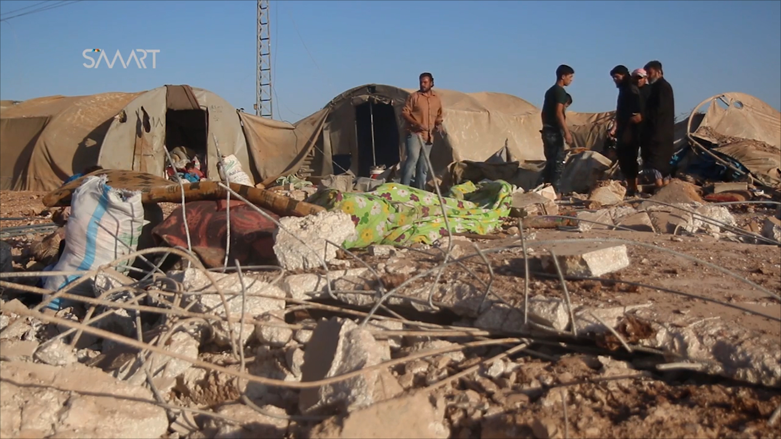آثار الدمار جراء قصف جوي روسي على مخيم نازحين جنوب إدلب (ناشطون)