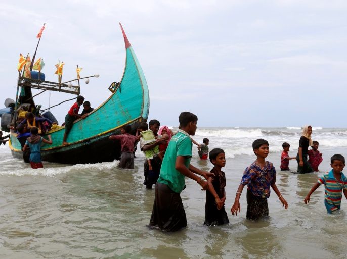 Rohingya refugees walk to the shore after crossing the Bangladesh-Myanmar border by boat through the Bay of Bengal in Teknaf, Bangladesh September 7, 2017. REUTERS/Danish Siddiqui