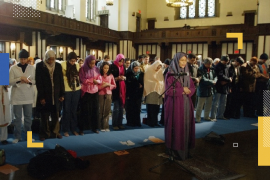 د. أمينة ودود تؤم المصلين في صلاة مختلطة بين الرجال والنساء في نيويورك عام 2005