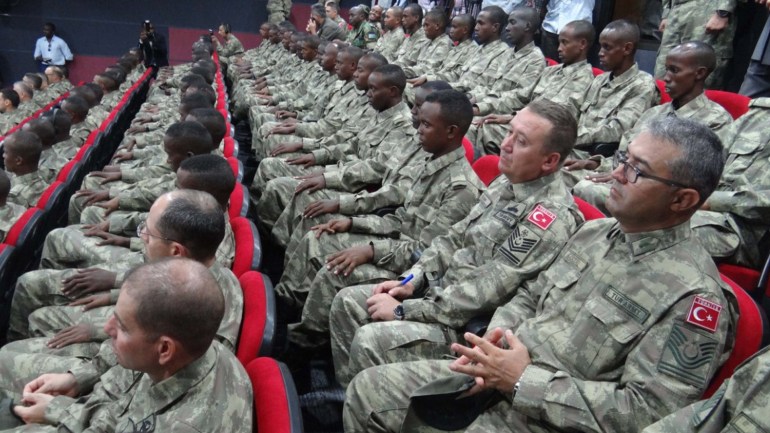 - مدربون من الجيش التركي ومتدربون من الجنود والضباط الصوماليين لدى مناسبة افتتاح القاعدة العسكرية التركية في مقديشو 29 سبتمبر/أيلول 2017 (التصوير:قاسم سهل).