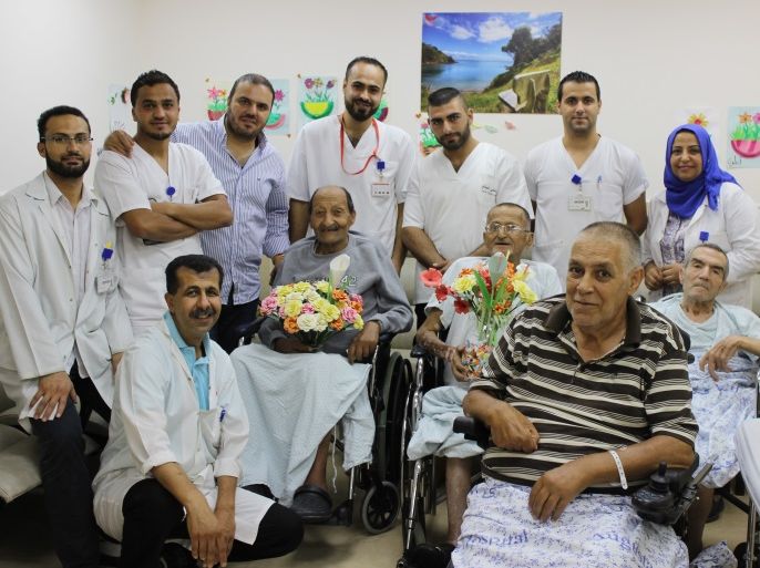 1-عدد من المسنين مع طاقم الممرضين في قسم المسنين بمستشفى المطلع (الجزيرة نت)