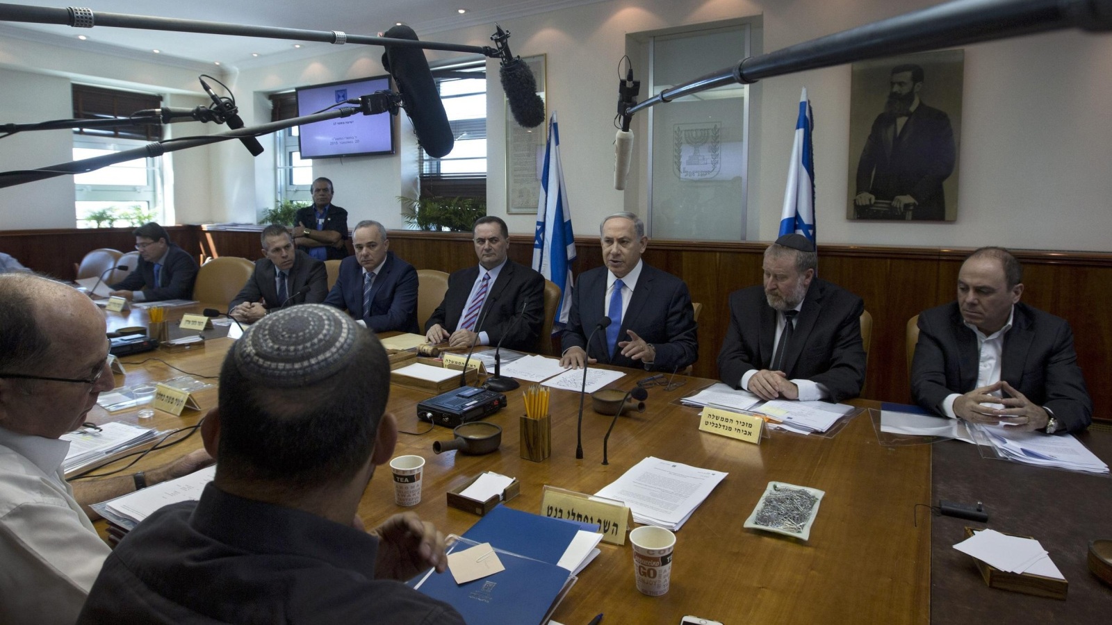 ‪نتنياهو يبلغ الوزراء أن إسرائيل لن تعترف باتفاق المصالحة، لكنها لن تقطع علاقاتها مع السلطة الفلسطينية بسببه‬ (الأوروبية)