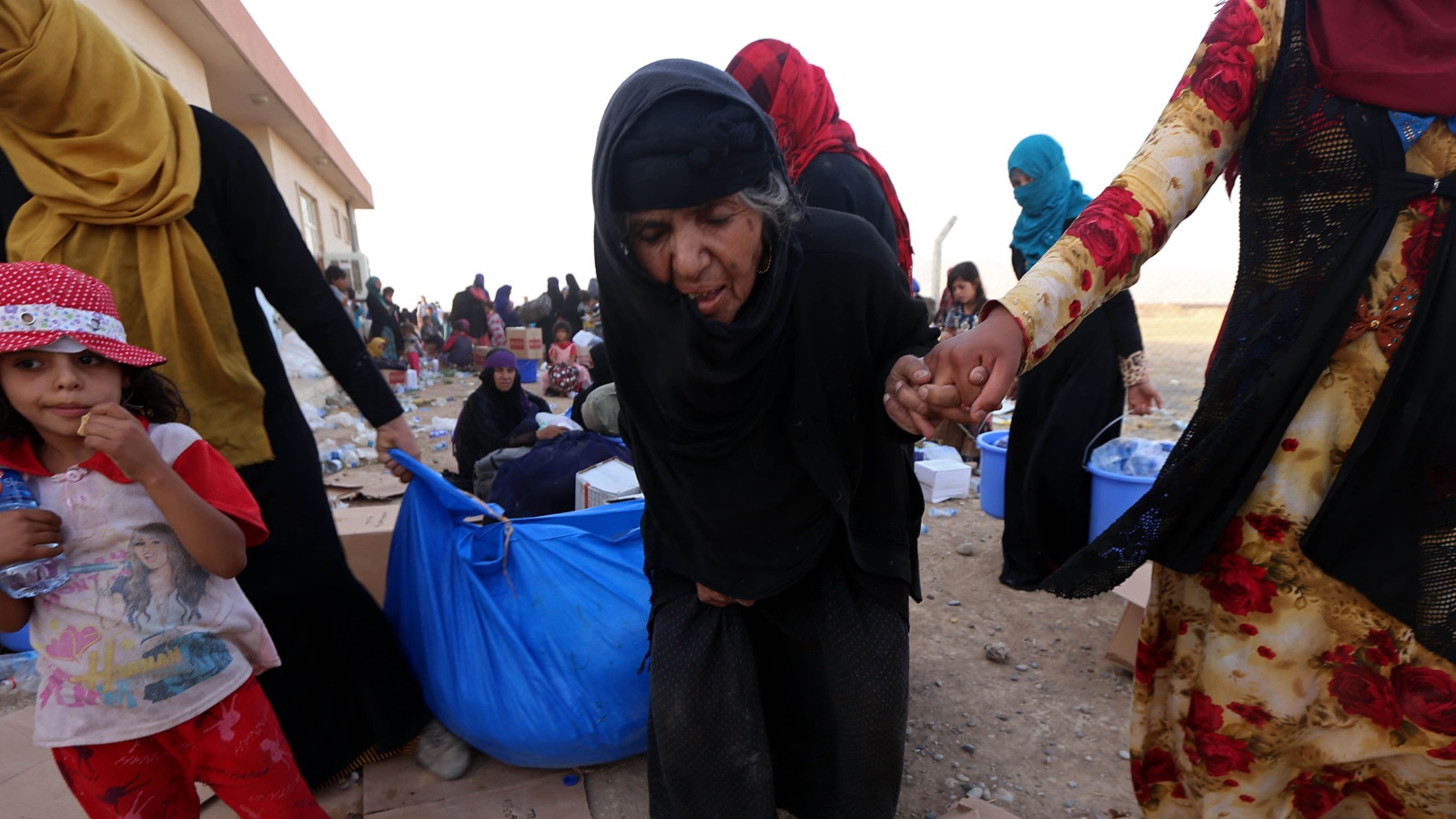 عدد العراقيين النازحين خلال عام واحد تجاوز مليونا جراء المواجهات بين الجيش العراقي ومقاتلي التنظيم (رويترز)