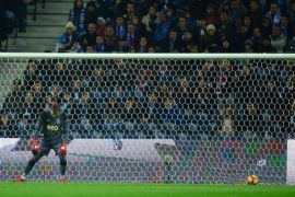 Porto's Spanish goalkeeper Iker Casillas reacts after the opening goal scored by Chaves during the Portuguese league football match FC Porto vs GD Chaves at the Dragao stadium in Porto on December 19, 2016. / AFP / MIGUEL RIOPA (Photo credit should read MIGUEL RIOPA/AFP/Getty Images)
