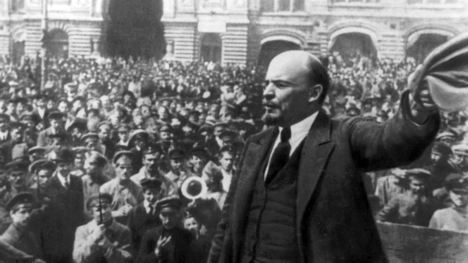 الثورات الشيوعيّة التي هزّت روسيا في عام 1917  أحداثا دمويّة للغاية. وفي غضون سنوات قليلة، ألغى الثوّار الملكيّة الخاصة للأراضي، وقاموا بتأميم جميع الأعمال تقريبا (مواقع التواصل الإجتماعي)