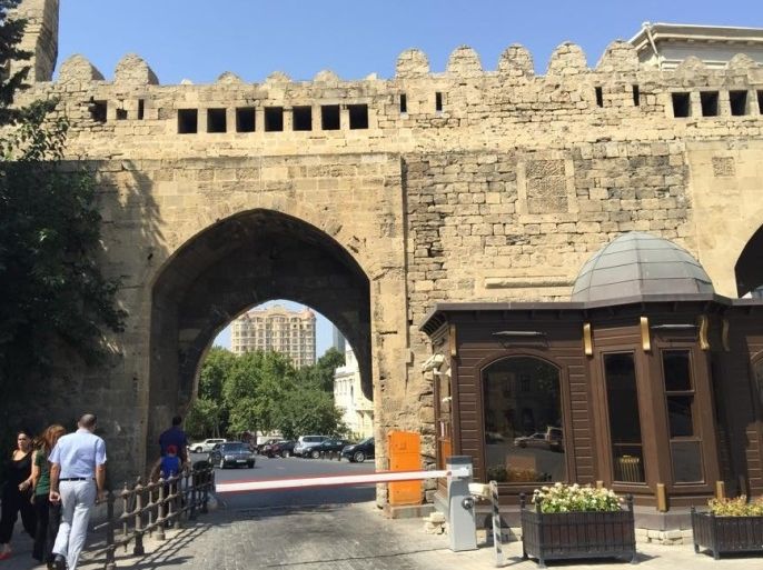 خليط من العمارة القديمة والحديثة في باكو عاصمة أذربيجان