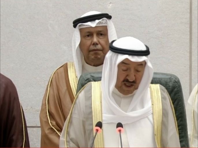 أمير الكويت: الأزمة الخليجية تحمل في جنباتها احتمالات التطور