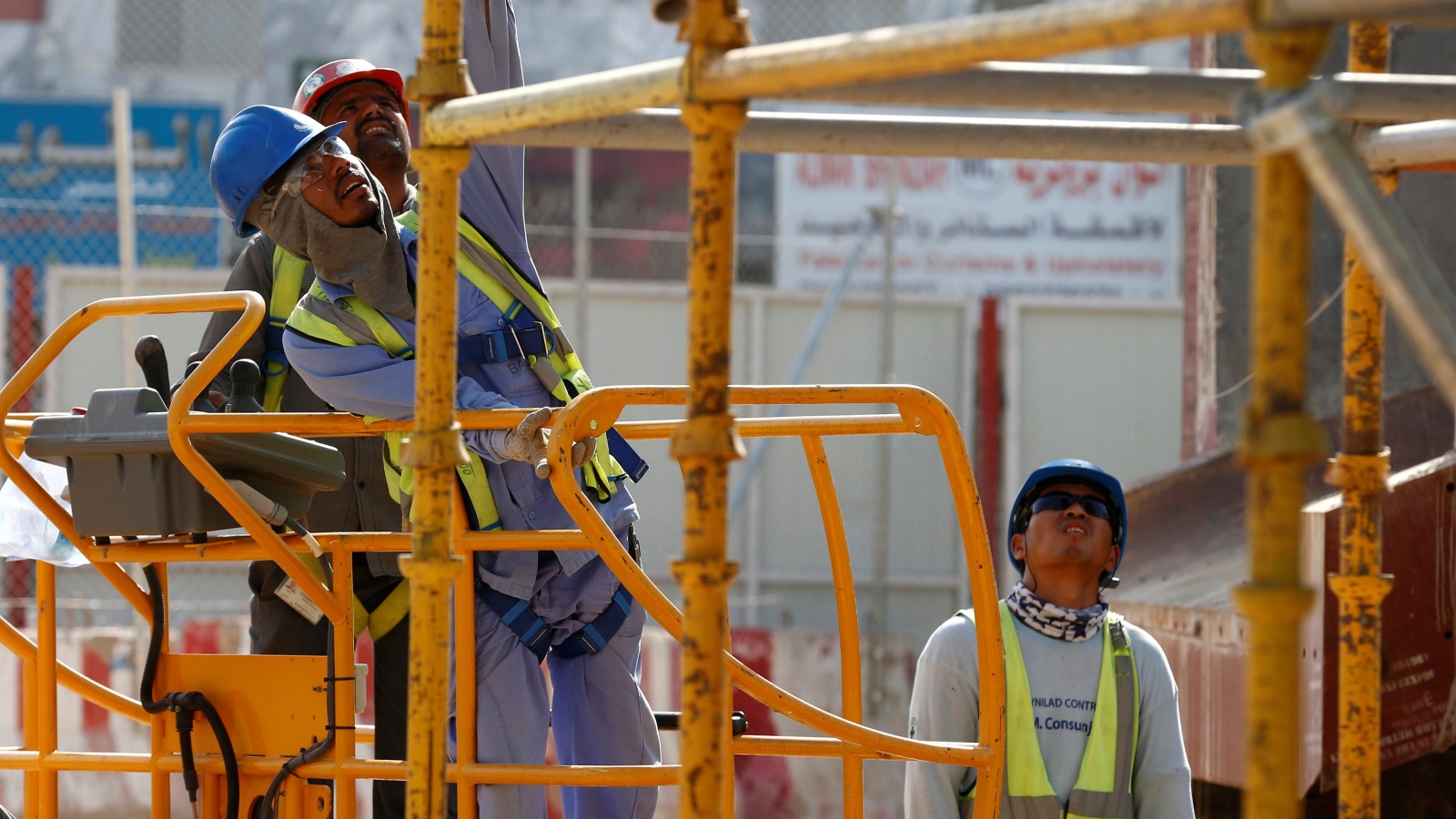 ‪السعودية فرضت رسوما على العمالة الأجنبية ستصل أربعمئة ريال في 2020‬ السعودية فرضت رسوما على العمالة الأجنبية ستصل أربعمئة ريال في 2020 (رويترز)