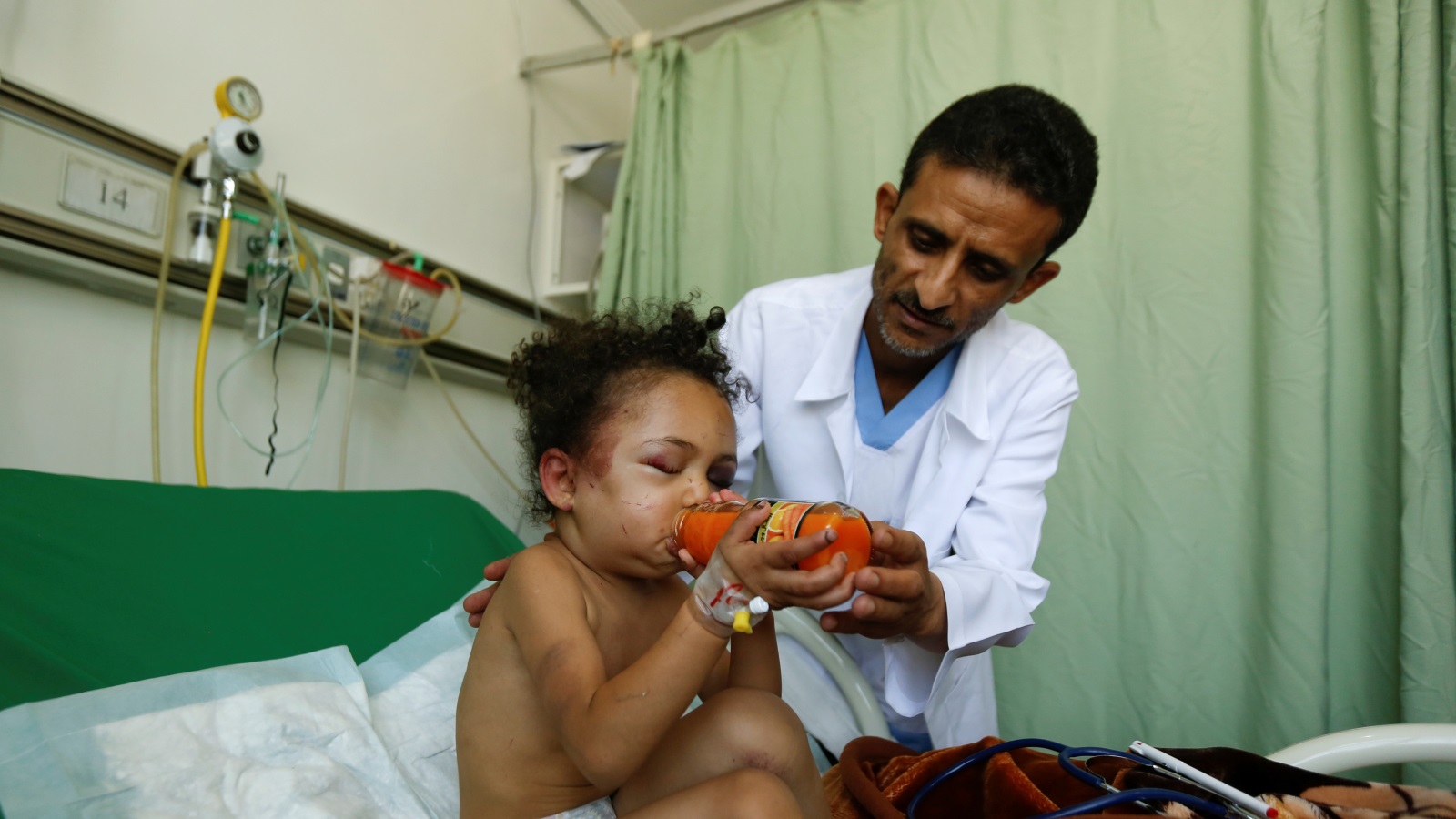 الطفلة اليمنية بثينة الناجية بعد تعرض منزلها في صنعاء للقصف ومقتل عدد من أفرادها (رويترز)