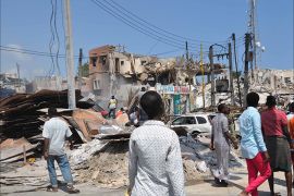 بعض السكان المصدومين بهول التفجير الذي استهدف منطقة كيلو5 بمقديشو ،15 أكتوبر/أيلول 2017).