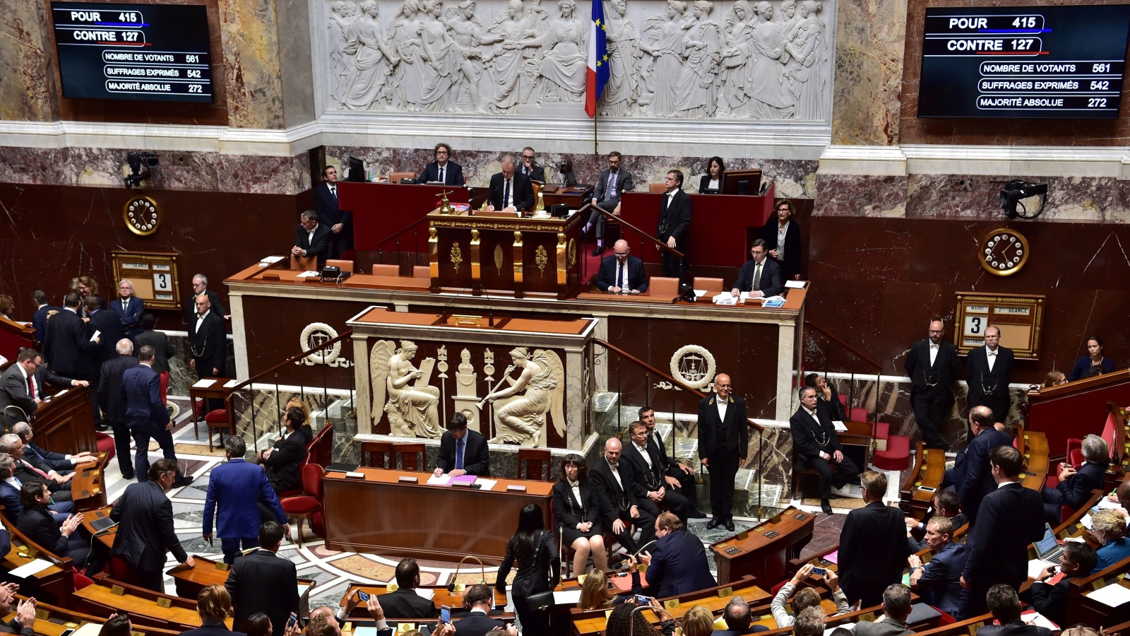 ‪(الفرنسية-غيتي)‬ صوّت أغلبية النواب لصالح قانون الإرهاب الجديد