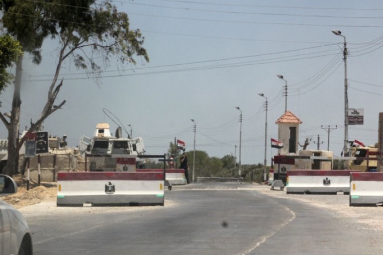 An army check point is seen in El-Arish city, in North Sinai July 15, 2013. At least three people were killed and 17 wounded when suspected militants fired rocket-propelled grenades at a bus carrying workers in Egypt's North Sinai province early on Monday, security and medical sources said. REUTERS/Stringer (EGYPT - Tags: CIVIL UNREST POLITICS MILITARY)