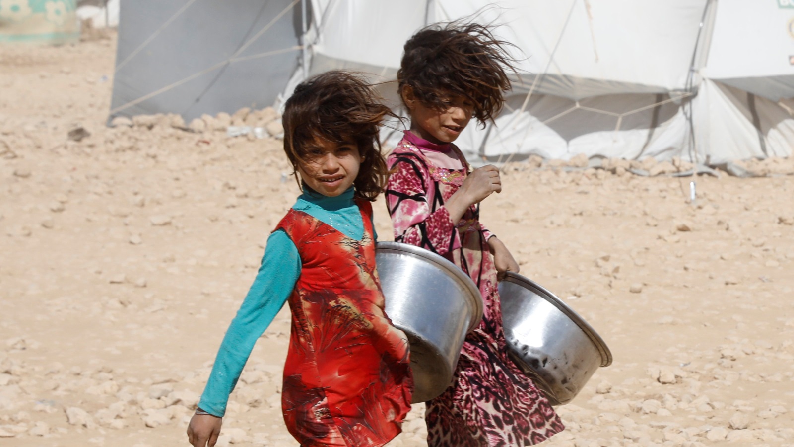 ‪(رويترز)‬ طفلتان نازحتان في مخيم عين عيسى شمال سوريا