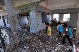 Boys walk in their school damaged by a recent Saudi-led air strike, in the Red Sea port city of Hodeidah, Yemen October 24, 2017. REUTERS/Abduljabbar Zeyad