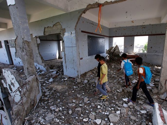 Boys walk in their school damaged by a recent Saudi-led air strike, in the Red Sea port city of Hodeidah, Yemen October 24, 2017. REUTERS/Abduljabbar Zeyad