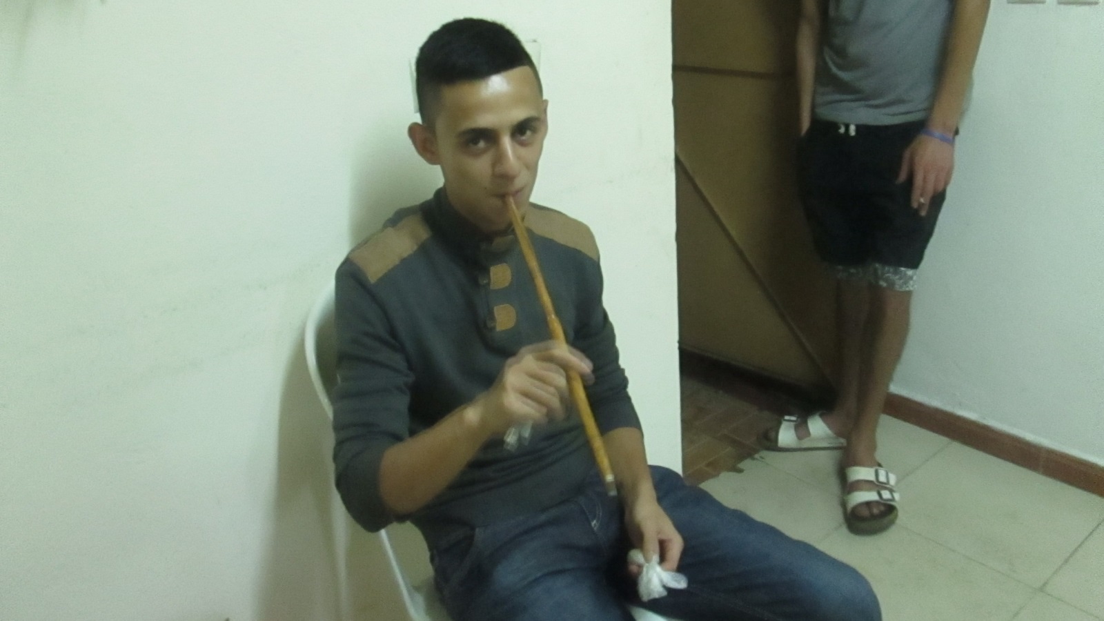 تدخين الكيف في المقهى يجذب بعض الشباب المغربي (الجزيرة)