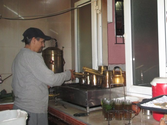 حركة نشطة في مقهى حنفطة الذي يشكل معلما في مدينة طنجة الساحلية بالمغرب