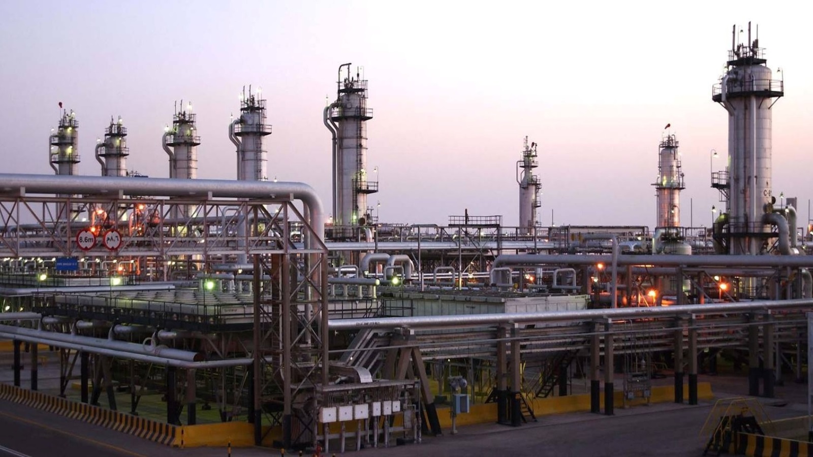 ‪الاقتصاد السعودي تأثر بهبوط أسعار النفط في الأسواق العالمية‬ (رويترز-أرشيف)