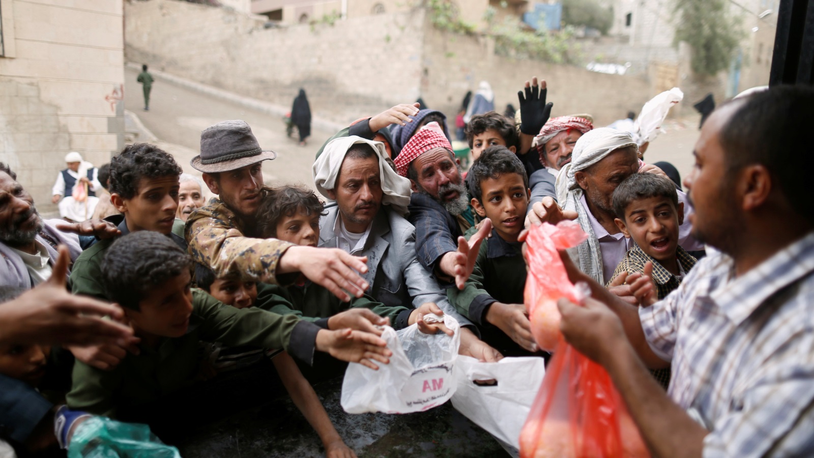 ‪سبعة ملايين يمني يعتمدون كليا على المعونات الخارجية‬ (رويترز)