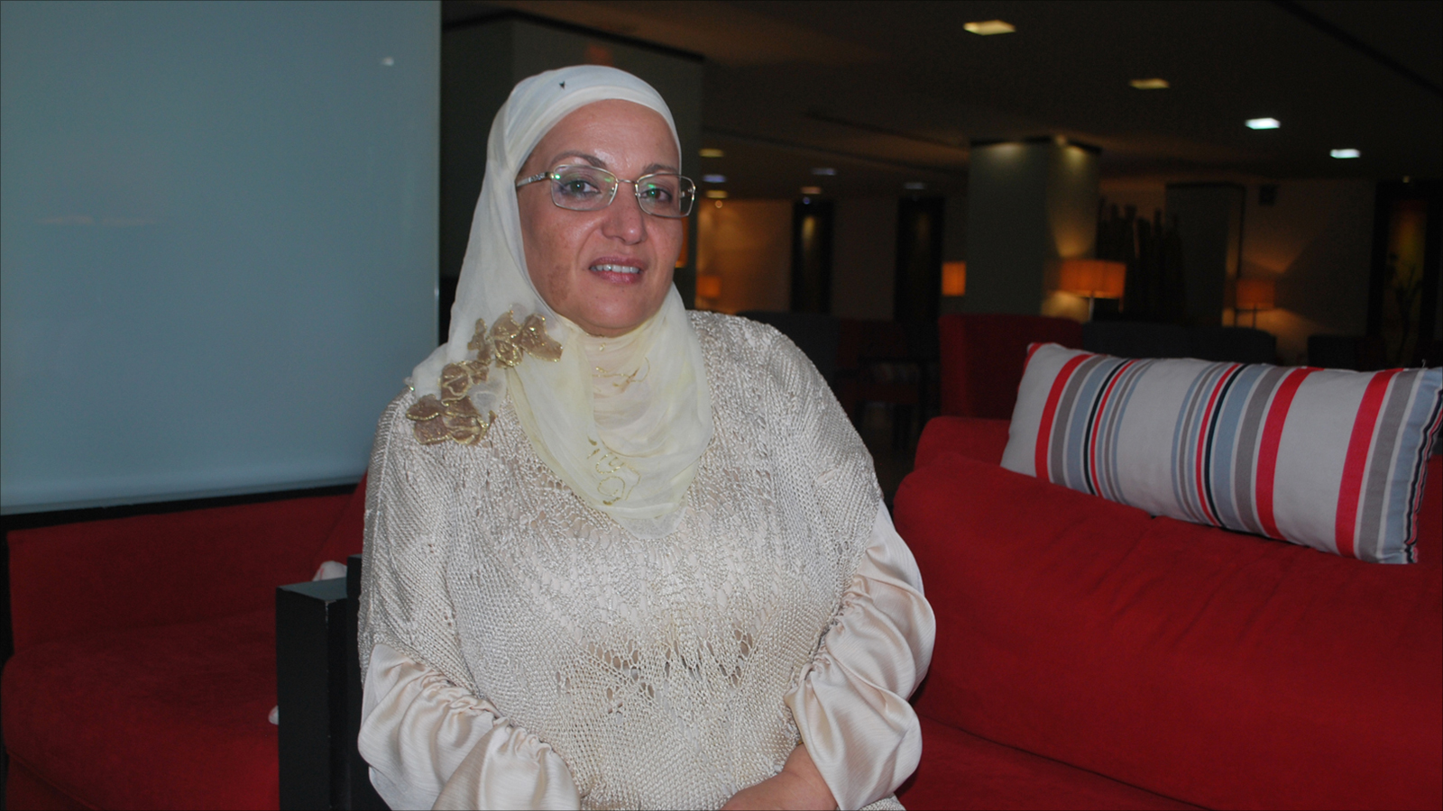 منية الدامي طُردت من عملها في الشركة التونسية للسكك الحديدية بسبب كشفها ملفات فساد (الجزيرة)