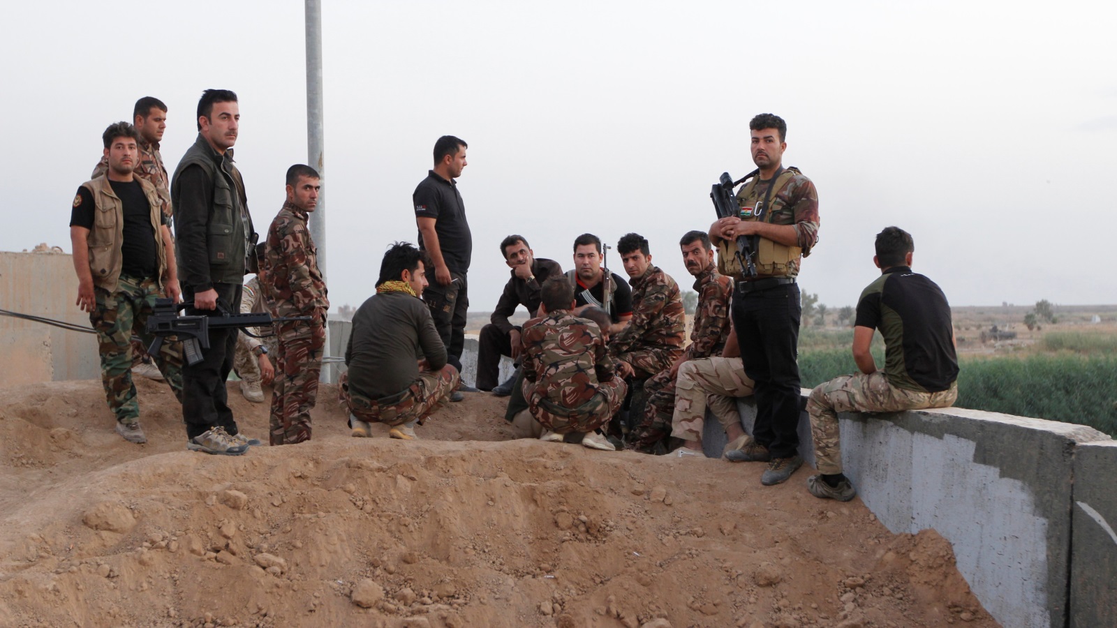 ‪مجموعة من عناصر البشمركة الكردية تتمركز جنوب غرب كركوك‬  مجموعة من عناصر البشمركة الكردية تتمركز جنوب غرب كركوك (رويترز)