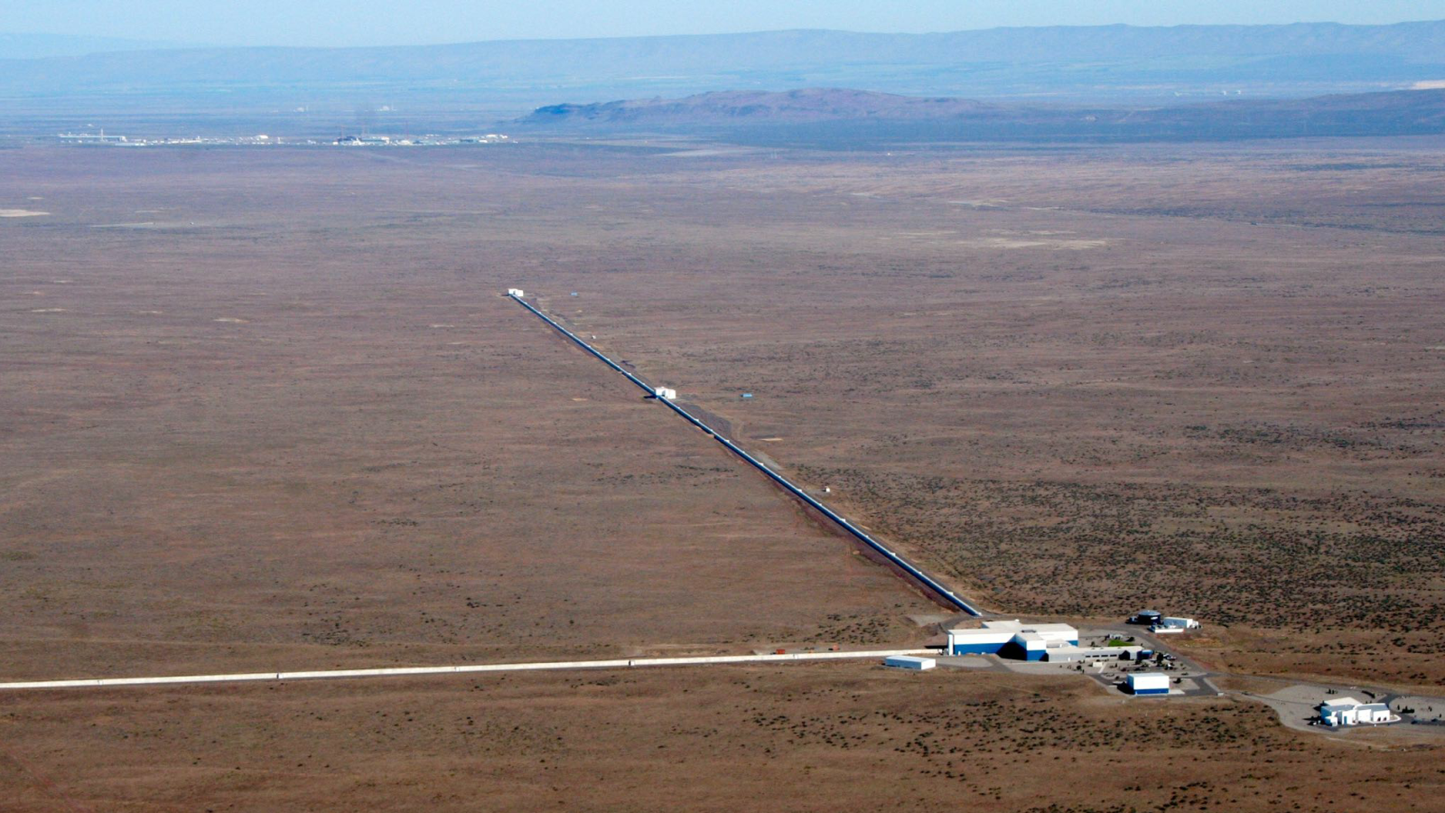 صورة حقيقية لمرصد لايجو بطول 4 كيلومترات لكل أنبوبة منهما (مواقع التواصل)