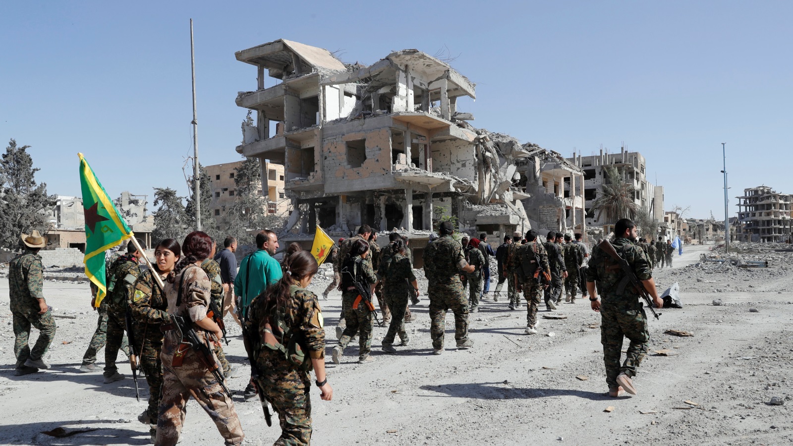 قوات سوريا الديمقراطية دخلت مدينة الرقة بعد استرجاعها من سيطرة تنظيم الدولة أواخر 2017 (رويترز)