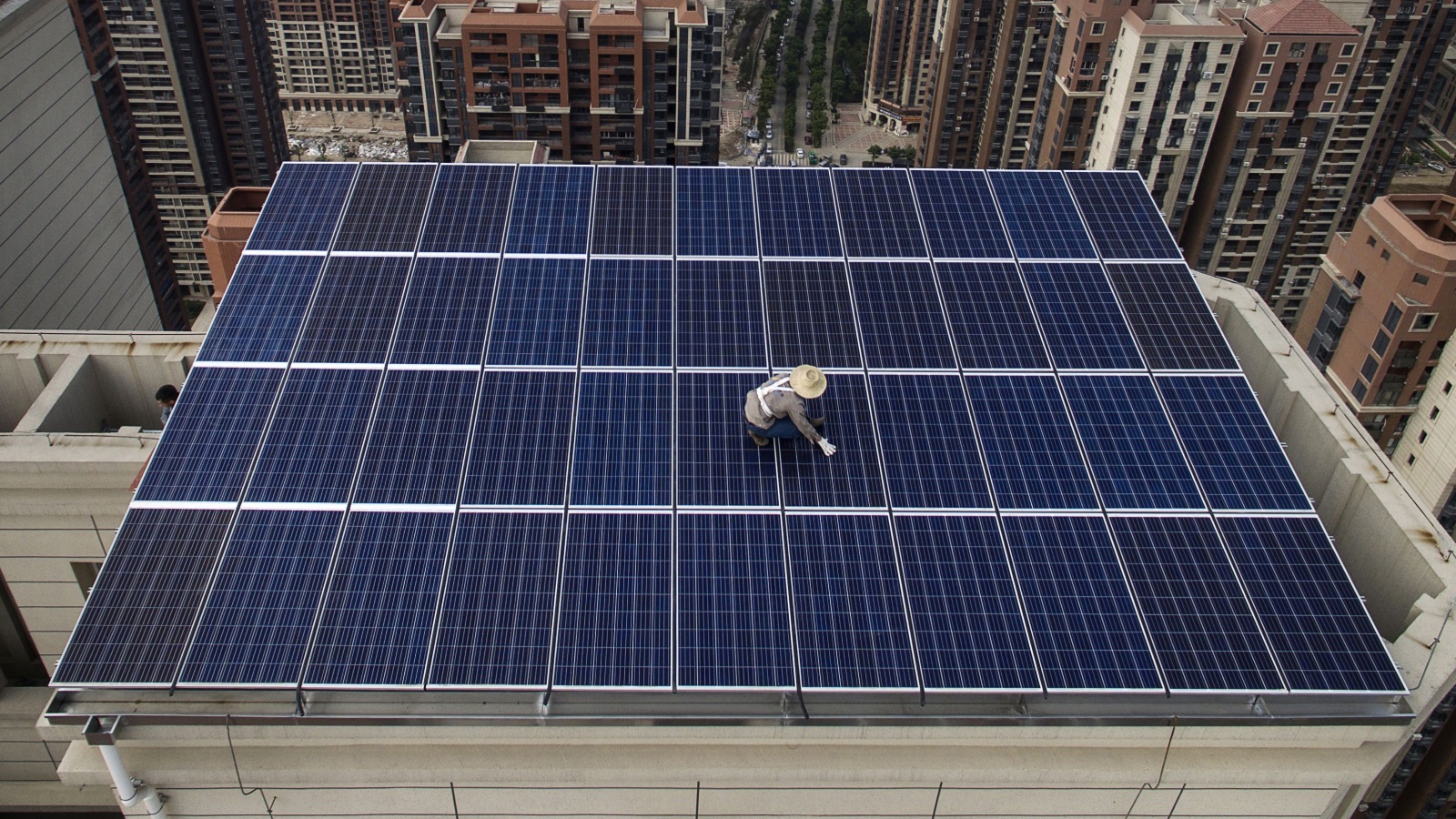 من الممكن الانتهاء من تركيب الألواح الشمسية على أسطح المنازل خلال يوم واحد (غيتي)