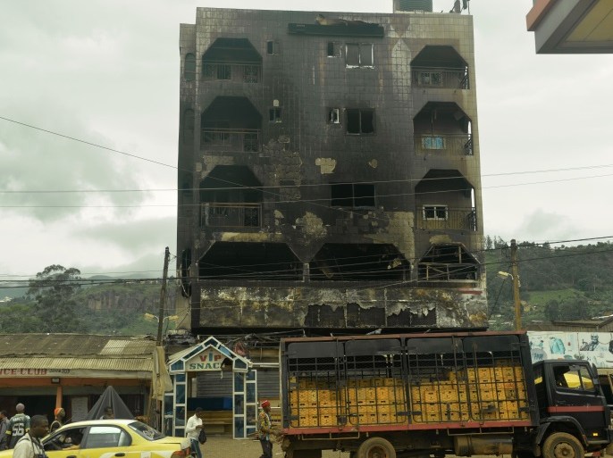 This photo taken on June 16, 2017 in Bamenda shows a hotel destroyed by a fire, allegedly attributed to a radical separatist movement demanding the independance of the anglophone region from the rest of francophone Cameroon. The trial in Yaounde of three leaders of anglophone opposition in Cameroon, prosecuted with 24 other militants for 'terrorism', was again dismissed June 29, after a very short hearing, the next being set for 27 July. / AFP PHOTO / Reinnier KAZE