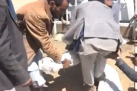 قالت مصادر محلية إن طفلة قُتلت وجُرح ثلاثة أطفال آخرين ورجلان، في غارة شنها التحالف العربي على قرية بمحافظة صعدة شمالي اليمن قرب الحدود السعودية.