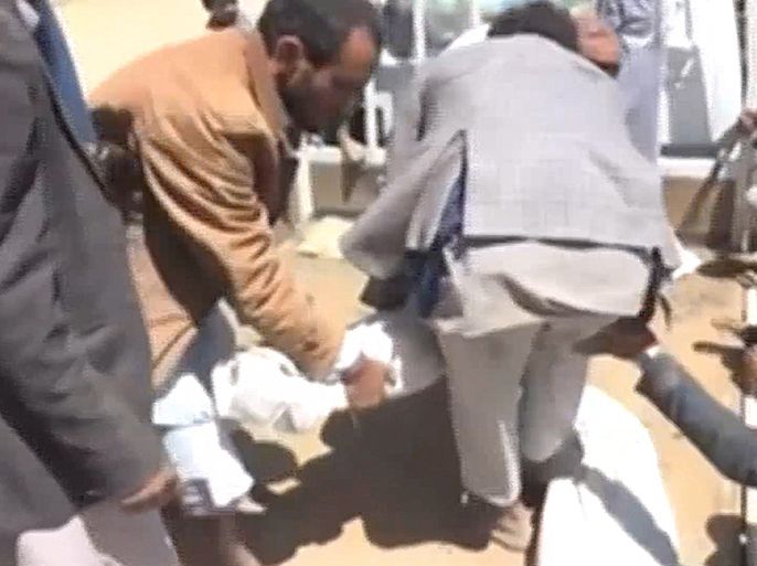 قالت مصادر محلية إن طفلة قُتلت وجُرح ثلاثة أطفال آخرين ورجلان، في غارة شنها التحالف العربي على قرية بمحافظة صعدة شمالي اليمن قرب الحدود السعودية.