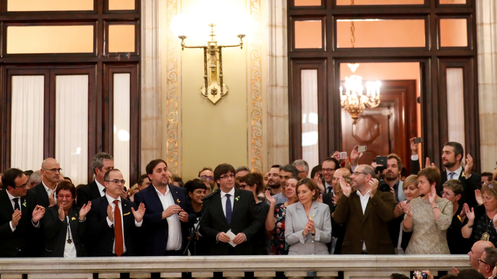 بوغديمونت (وسط) لحظة إعلان الانفصال عن إسبانيا (رويترز)