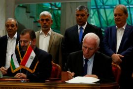 Head of Hamas delegation Saleh Arouri and Fatah leader Azzam Ahmad sign a reconciliation deal in Cairo, Egypt, October 12, 2017. REUTERS/Amr Abdallah Dalsh TPX IMAGES OF THE DAY