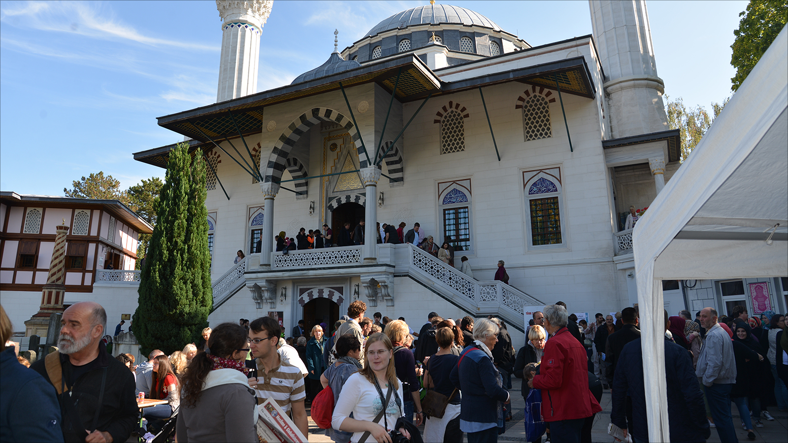 ‪زوار مسلمون وغير مسلمين بأحد المساجد التابعة لمنظمة ديتيب التركية‬ (الجزيرة)